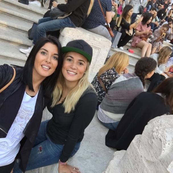 Rocio Oliva in compagnia di un&#39;amica, sempre davanti alla fontana di Trevi. Instagram